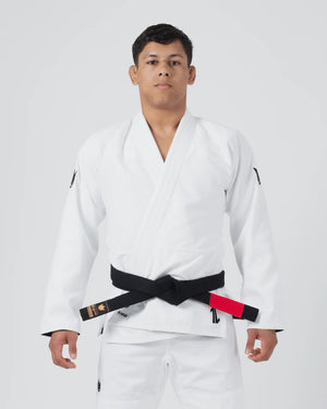 Kimono Brazilian Jiu Jitsu KINGZ The One V2 Alb poza facuta pe un model din fata
