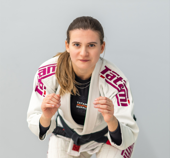 "Luna femeii" pe BJJmall.ro debuteaza cu Professor Elena Chirap, prima femeie centura neagra in BJJ din Romania!