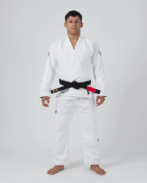Kimono Brazilian Jiu Jitsu KINGZ The One V2 Alb poza facuta de la distanta pe un model din fata 