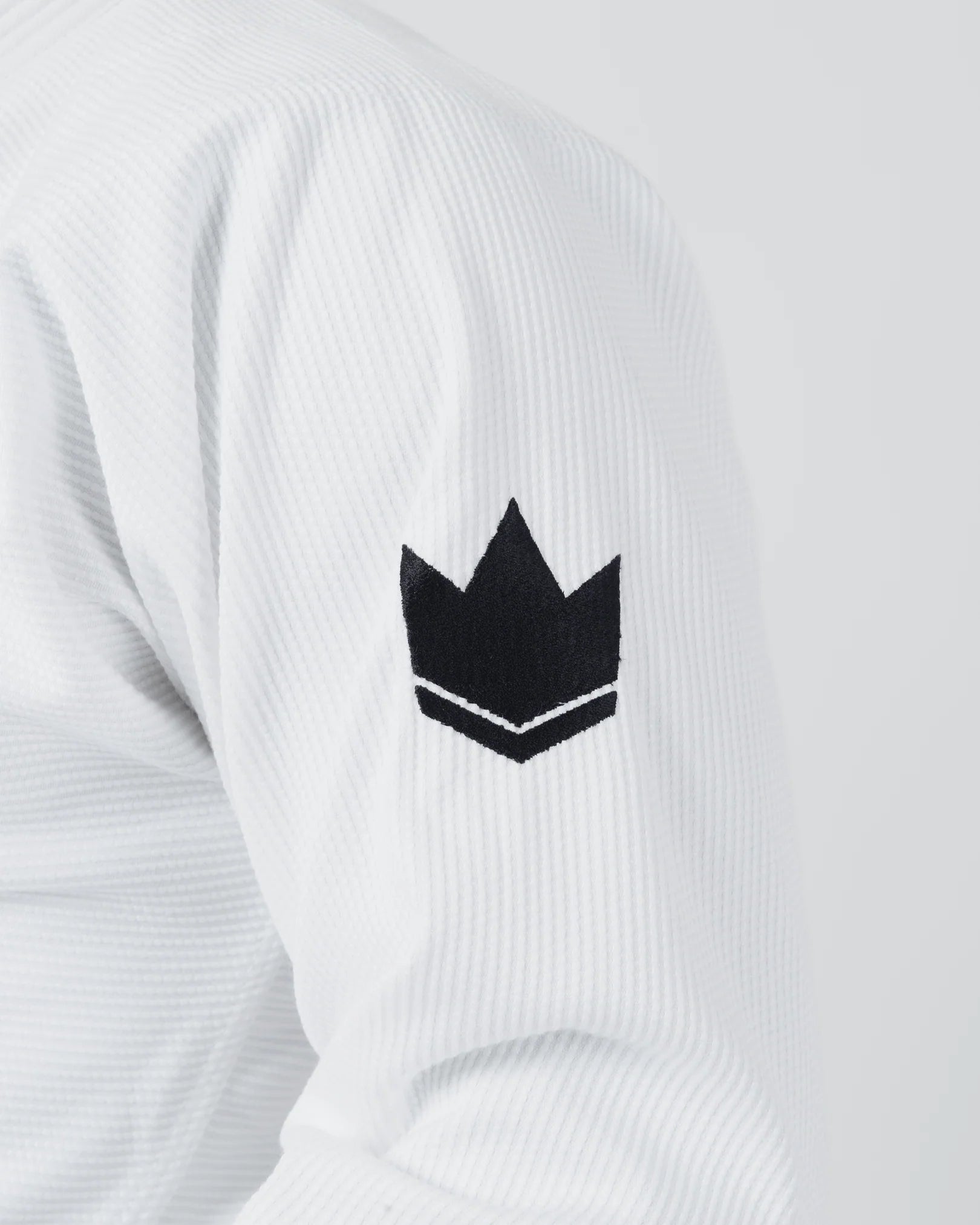 Kimono Brazilian Jiu Jitsu KINGZ The One V2 Alb poza facuta la detaliile de pe bluza kimonoului din partea stanga