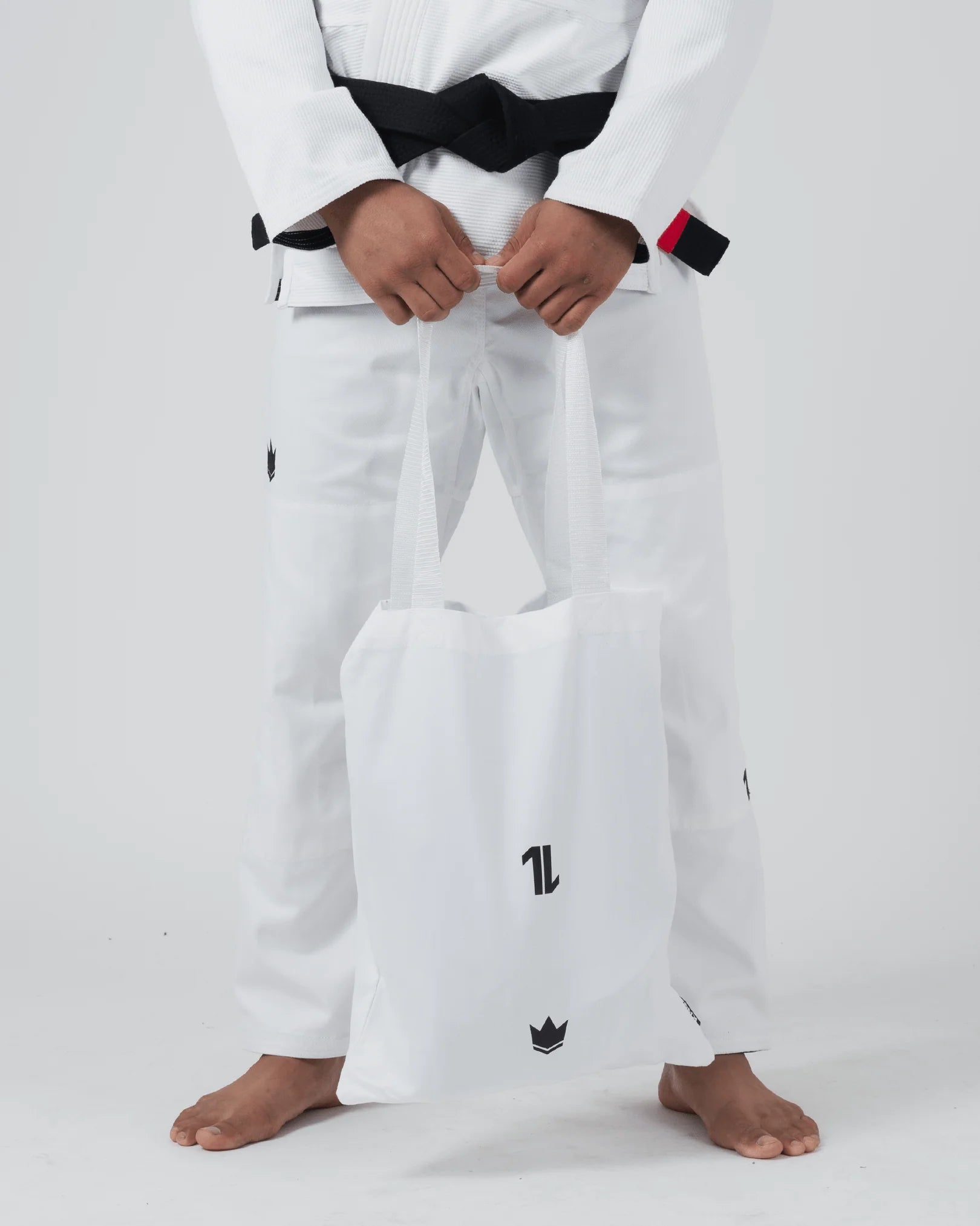 Kimono Brazilian Jiu Jitsu KINGZ The One V2 Alb poza facuta de la braul modelului in jos incluzand si saculetul