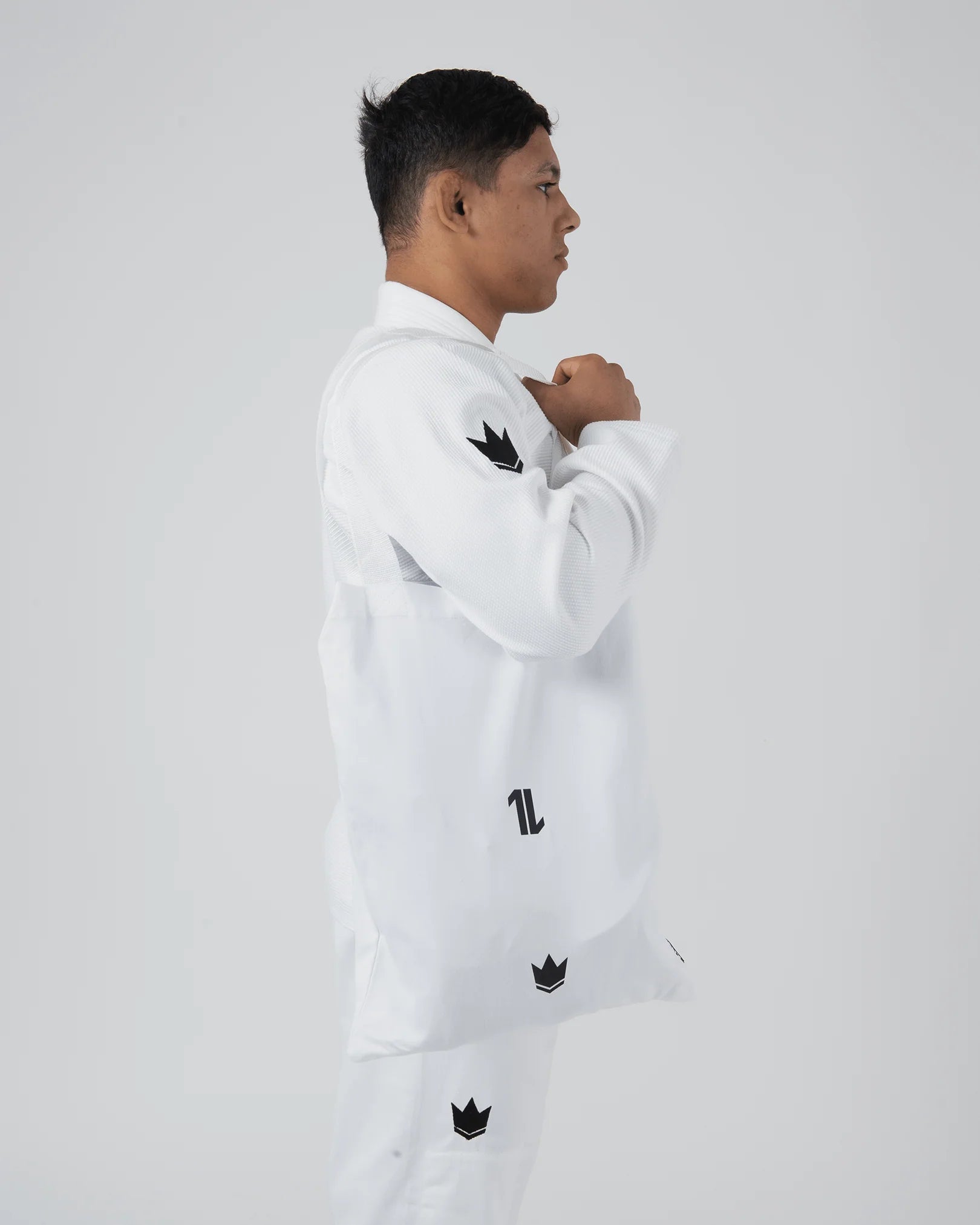 Kimono Brazilian Jiu Jitsu KINGZ The One V2 Alb poza facuta pe un model din lateral-dreapta