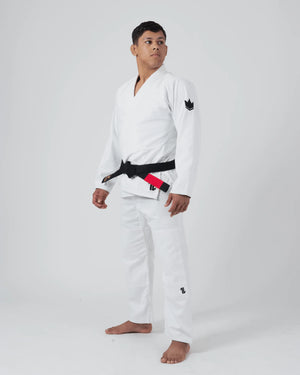 Kimono Brazilian Jiu Jitsu KINGZ The One V2 Alb poza facuta pe un model din lateral-fata-stanga