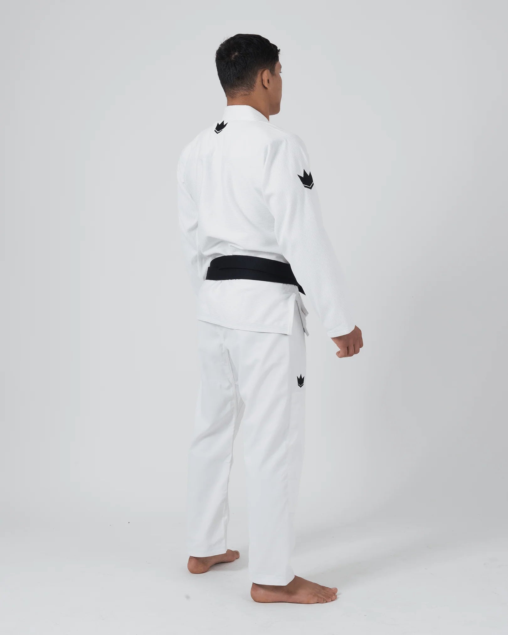 Kimono Brazilian Jiu Jitsu KINGZ The One V2 Alb poza facuta pe un model din partea lateral-dreapta-spate