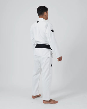 Kimono Brazilian Jiu Jitsu KINGZ The One V2 Alb poza facuta pe un model din partea lateral-dreapta-spate