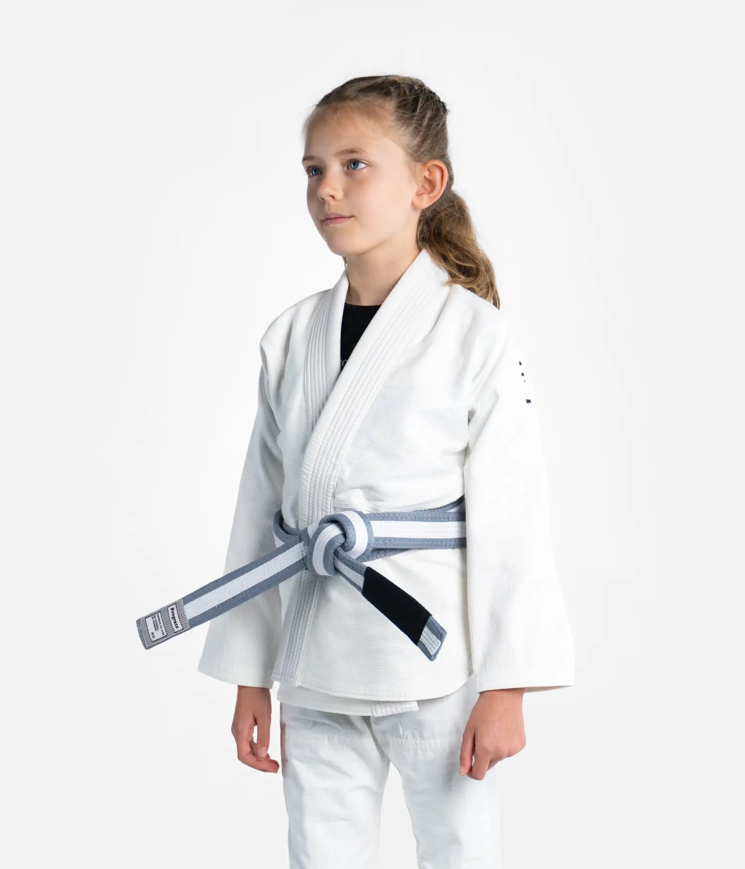 Kimono Brazilian Jiu Jitsu PROGRESS Copii
Asezat pe un model 
Poza facuta din dreapta
