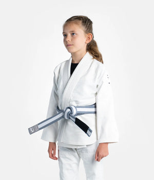 Kimono Brazilian Jiu Jitsu PROGRESS Copii
Asezat pe un model 
Poza facuta din dreapta