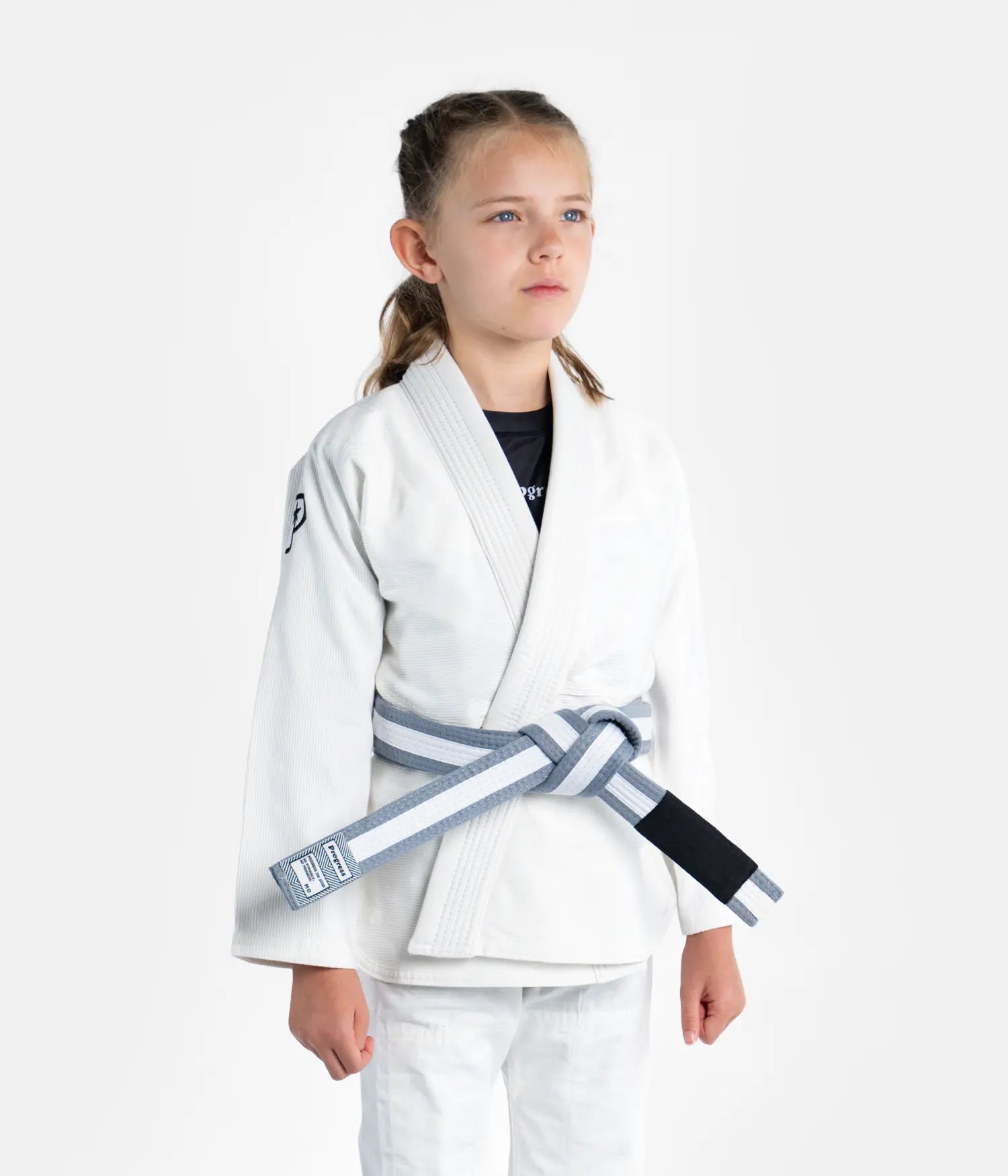 Kimono Brazilian Jiu Jitsu PROGRESS Copii
Asezat pe un model 
Poza facuta din stanga 
