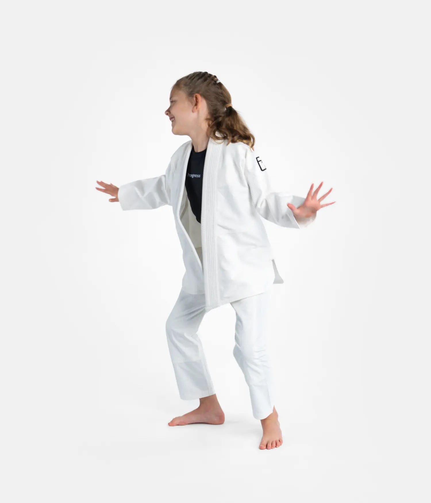 Kimono Brazilian Jiu Jitsu PROGRESS Copii
Asezat pe un model 
Poza facuta din dreapta