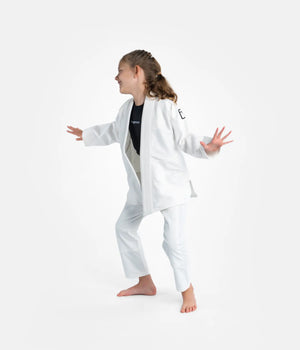 Kimono Brazilian Jiu Jitsu PROGRESS Copii
Asezat pe un model 
Poza facuta din dreapta